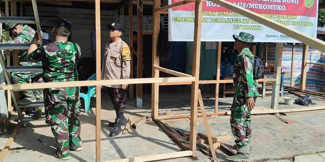 Program TMMD Ke-125 Reguler Kodim 0428/Mukomuko TA 2025 Berlanjut dengan Pemasangan Dinding Rumah dan Penimbunan Jalan