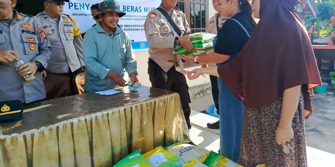 Sebanyak 5 Ton Beras SPHP Tersalurkan dalam Gerakan Pangan Murah Polsek Lempuing