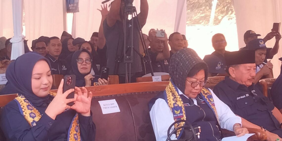 Ribuan Kader Partai Nasdem Padati Halaman Kolam Lautan Cinta Di Tiyuh Mekar Jaya Kabupaten Tulang Bawang Barat