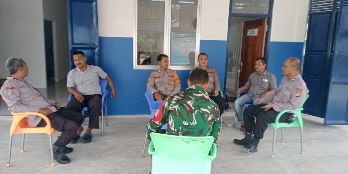 Sat Binmas Polres Mesuji Pantau Peluncuran Program Makan Bergizi Gratis di Way Serdang, Mesuji.