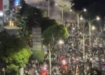 Massa Geruduk DPR, Teriakkan Revolusi dan Tuduh DPR Jadi Alat Oligarki