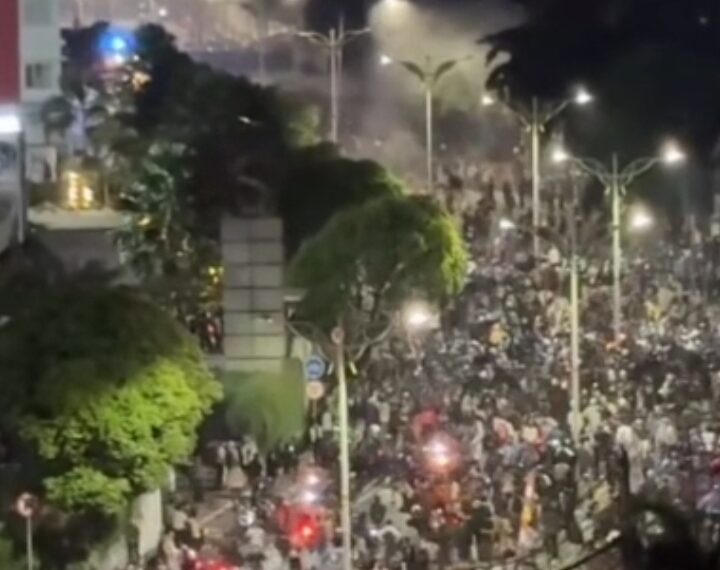 Massa Geruduk DPR, Teriakkan Revolusi dan Tuduh DPR Jadi Alat Oligarki