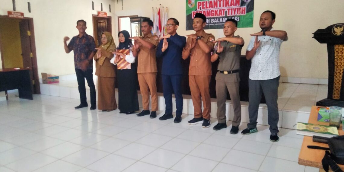 Camat Way Kenanga Hadiri Pelantikan Perangkat Tiyuh Balam Asri