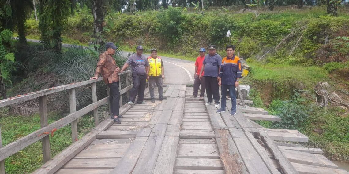 Dinas PUPR Kabupaten Mukomuko Laksanakan Monitoring Survei Jembatan di Desa Suka Maju