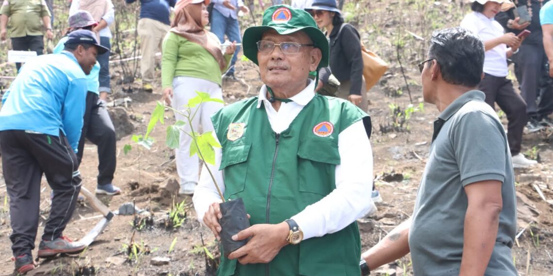 Gerakan Tanam Satu Juta Pohon, Bupati Dairi Tanam 10.000 Pohon Kemiri Di Kecamatan Silahisabungan