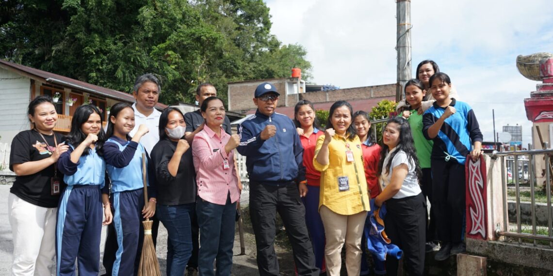 Bupati dan Wabup Tapanuli Utara Bersepeda Meninjau Kegiatan Gotong Royong ASN di Kota Tarutung