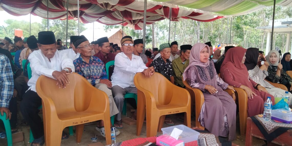 Ribuan Kaum Muslimin Dan Muslimat Geruduk Padati Halaman Mushola Al-Aksho di Desa Labuhan Mulya Kecamatan Way Serdang