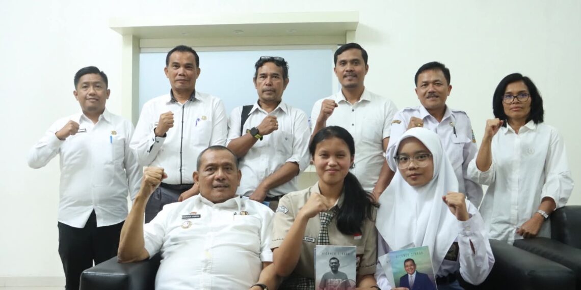 Bupati Dairi Sampaikan Selamat Kepada Sri Rahel Sitohang dan Nona Trihayidah Lolos ke Parlemen Remaja Wakili Sumut Dapil 3