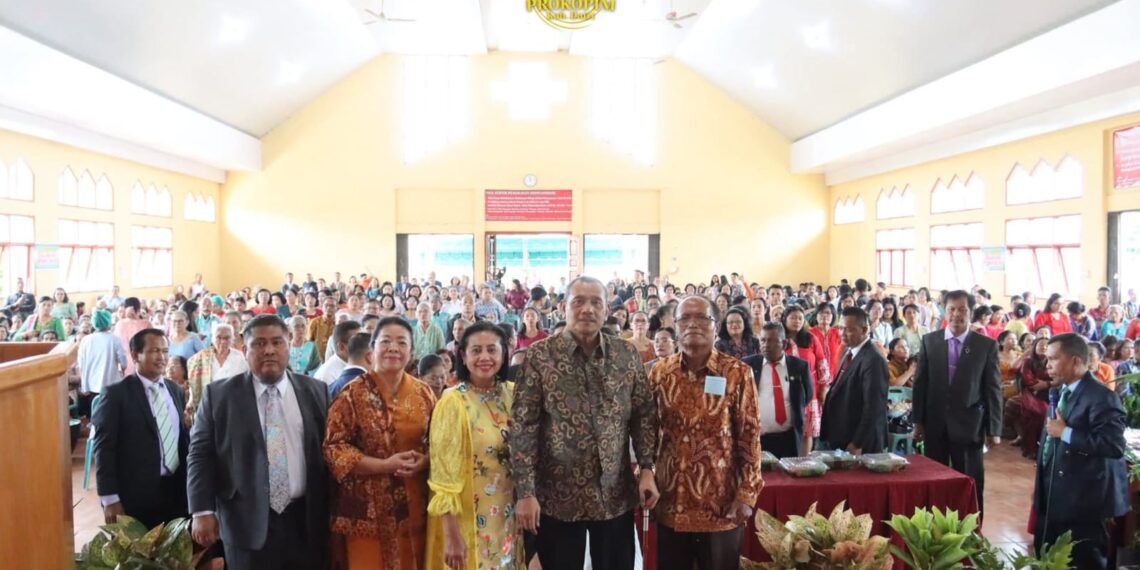 Bupati Dairi Vickner Sinaga Hadiri Ibadah Minggu dan Pesta Gotilon di HKBP Resort Sidikalang, Minggu (14/9/2025) di Sopo Godang HKBP Sidikalang.