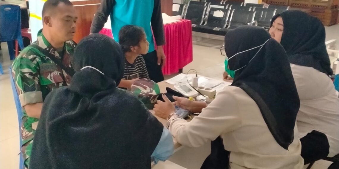 Babinsa Koramil 402-06/Tanjung Batu Dampingi Anak Sekolah Yang Mengalami Kendala Pendengaran dan Berbicara