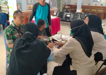 Babinsa Koramil 402-06/Tanjung Batu Dampingi Anak Sekolah Yang Mengalami Kendala Pendengaran dan Berbicara