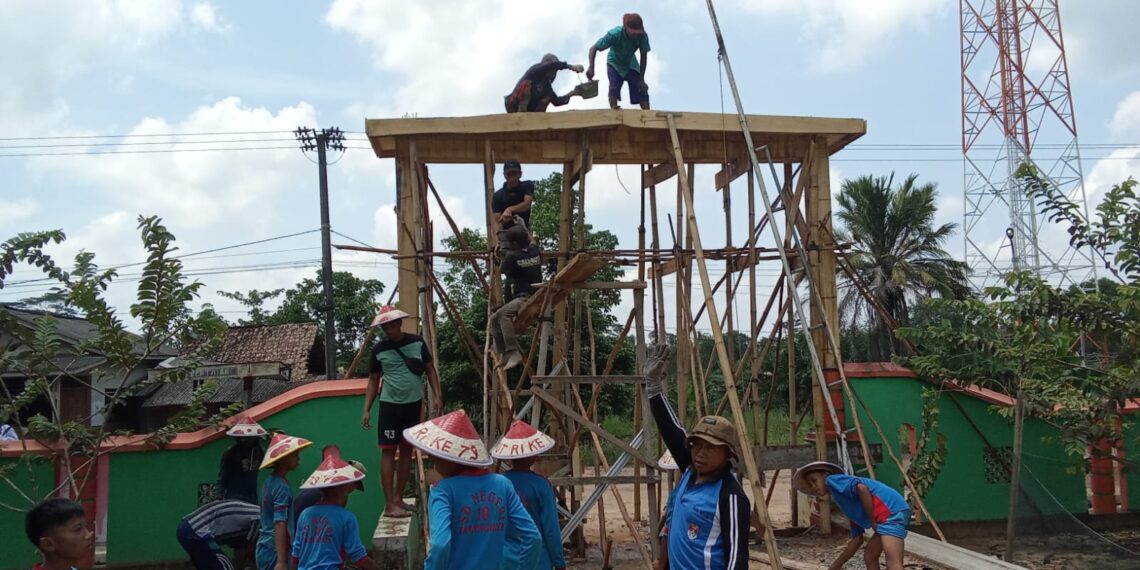 Komite Sekolah Dasar Negeri 10 Tanjung Raya Laksanakan Gotong Royong Ngecor Gapura Bersama Dewan Guru Dan Wali Murid