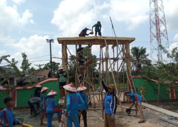 Komite  Sekolah Dasar Negeri 10 Tanjung Raya Laksanakan Gotong Royong Ngecor Gapura Bersama Dewan Guru Dan Wali Murid