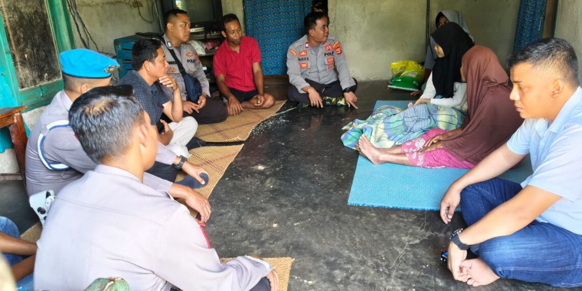 Giat Polsek Way Serdang Menjenguk Warga Yang Sakit Di Desa Kebun Dalam Di Sela Sela Kesibukannya