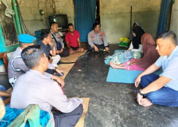 Giat Polsek Way Serdang Menjenguk Warga Yang Sakit Di Desa Kebun Dalam Di Sela Sela Kesibukannya