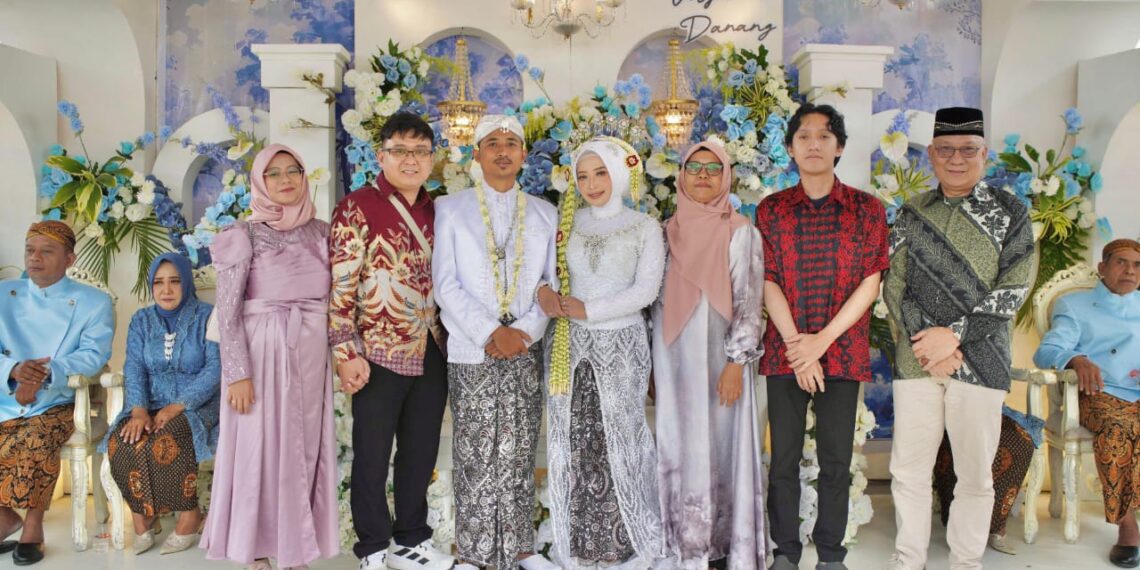 Wilson Lalengke Beri  Ucapan Selamat kepada Pengantin Baru Danang dan Velya di Blitar