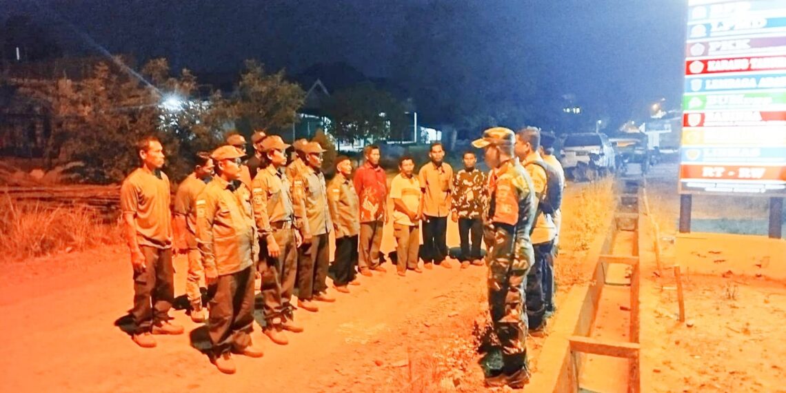 Babinsa Bersinergi dengan Warga Melaksanakan Patroli Siskamling