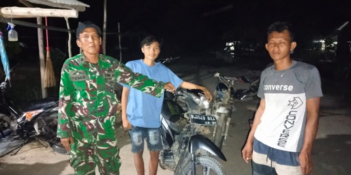 Babinsa Desa Gajah Mati Laksanakan Patroli Siskamling Bersama Warga