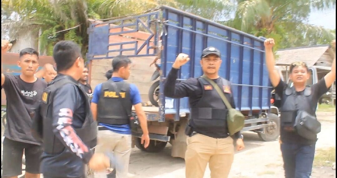 Diduga Sebagai Bandar Sabu. Pasutri Digrebek Polisi, 2 Pria Bersenpi Berhasil Melarikan Diri