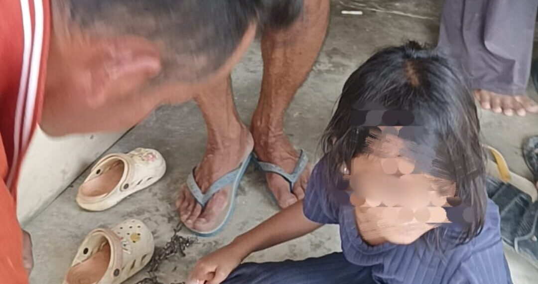 Miris!!! Bocah 5 Tahun Ditemukan Didalam Rumah Dirantai Oleh Ibu Kandung dan Ayah Tiri