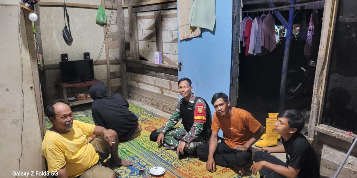 Babinsa Serda Heriyanto Melaksanakan Patroli Siskamling di Desa Gajah Makmur