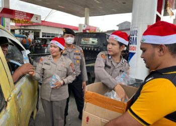 Bakti Sosial Polres Dairi, Bagikan Air Minum Kepada Pengendara yang Antri BBM di SPBU Sidikalang