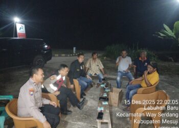 Jalin Sinergitas dan Mempererat Hubungan Masyarakat dan Polri, Kapolsek Way Serdang Sambangi Kediaman Kades