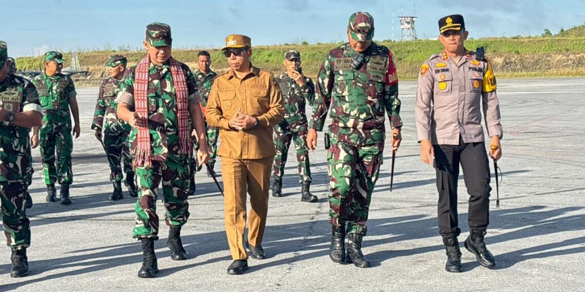 Bupati Tapanuli Utara Sambut Kedatangan Pangdam I/Bukit Barisan di Bandara Silangit