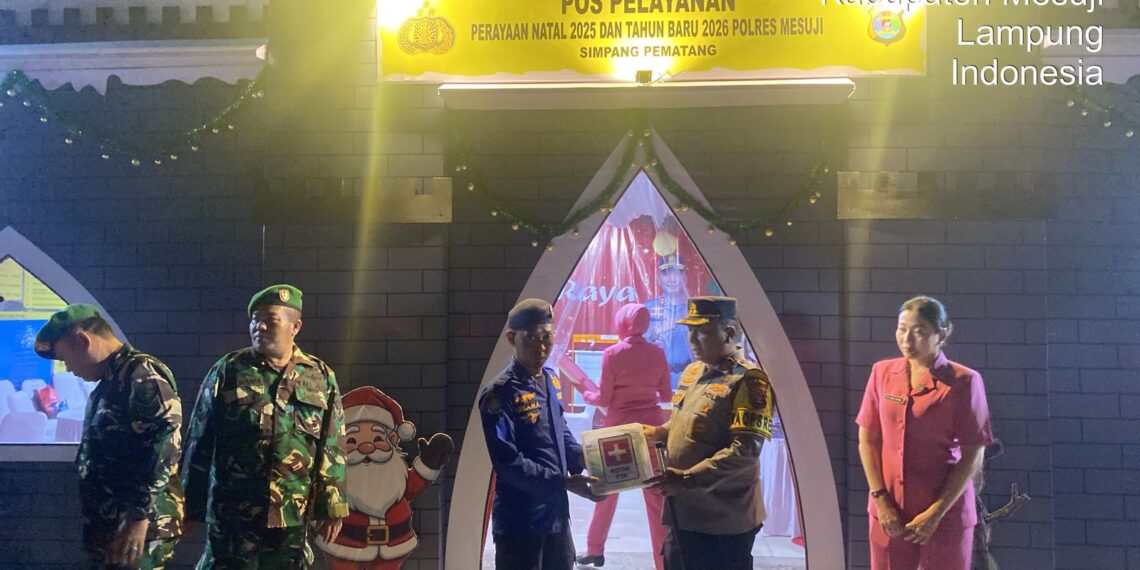 Kapolres Mesuji Bersama Ketua Bhayangkari Mesuji Membagikan Bagikan Bingkisan Kepada Petugas Pos Naru