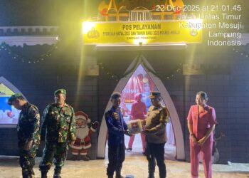 Kapolres Mesuji Bersama Ketua Bhayangkari Mesuji Membagikan Bagikan Bingkisan Kepada Petugas Pos Naru