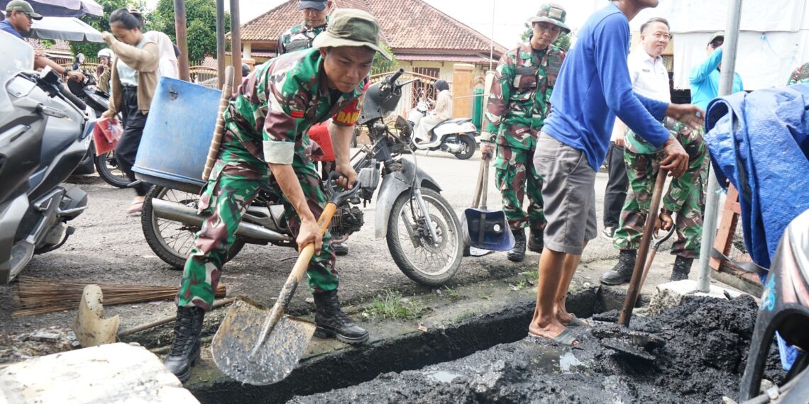 Kodim 0402/OKI-OI Laksanakan Karya Bakti Cegah Bencana di Pasar
