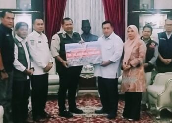 Bupati Mukomuko, Choirul Huda Memimpin Penyerahan Bantuan untuk Sumbar