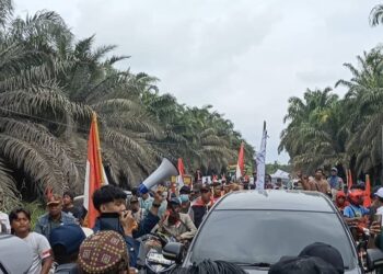 Ratusan Warga Mesuji Aksi Damai di Depan PT. PAL, Tuntut Hak Lahan!