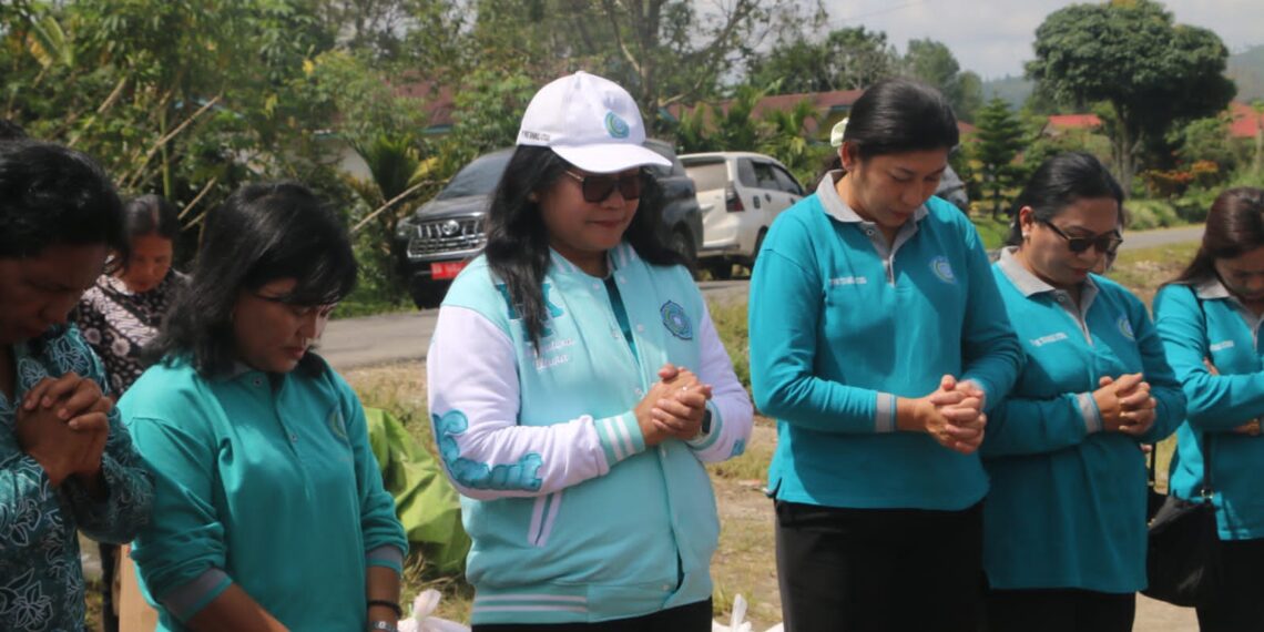 ‎Ketua TP PKK Tapanuli Utara Datangi Korban Kebakaran Parmonangan, Serahkan Bantuan dan Dukungan Moril