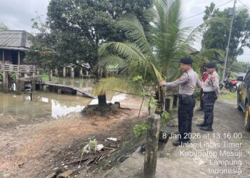 Banjir Deras Terjang Mesuji, Jajaran Polres Mesuji Siaga Bantu Warga Terdampak