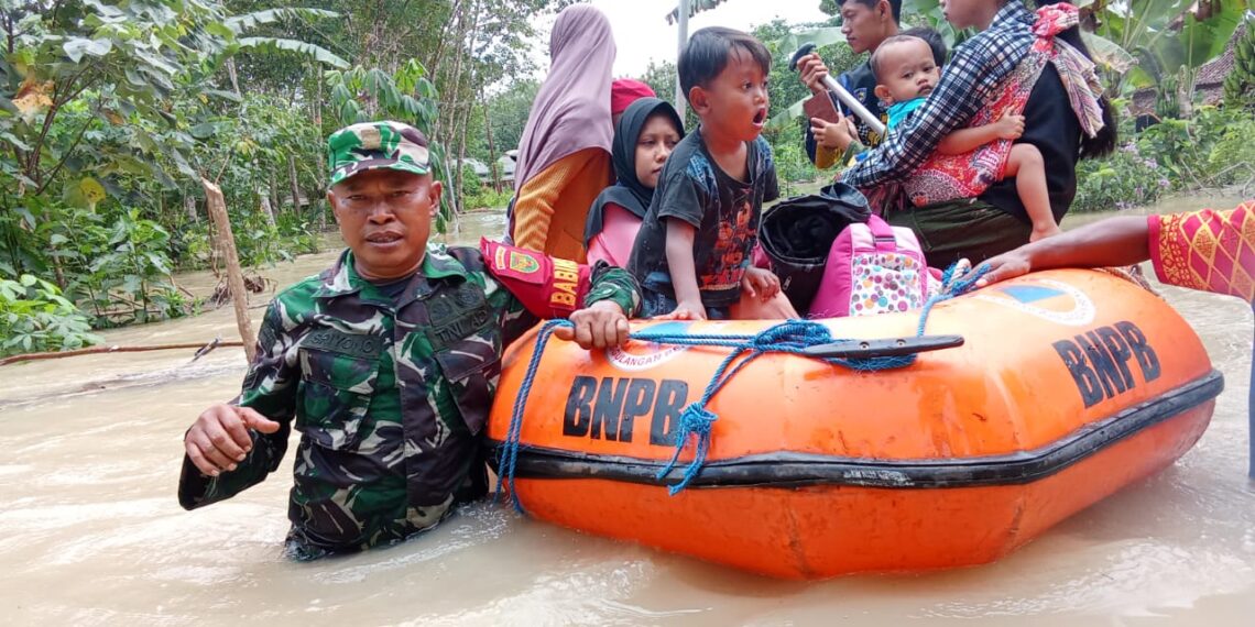 Sigap, Babinsa Lempuing Koramil 402-10/Kayuagung Kodim 0402/OKI Evakuasi Warga Terjebak Banjir