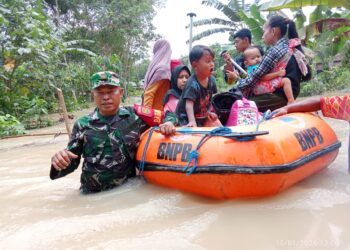 Sigap, Babinsa Lempuing Koramil 402-10/Kayuagung Kodim 0402/OKI Evakuasi Warga Terjebak Banjir