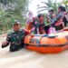 Sigap, Babinsa Lempuing Koramil 402-10/Kayuagung Kodim 0402/OKI Evakuasi Warga Terjebak Banjir