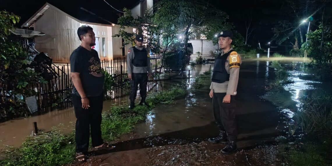 Bhabinkamtibmas Polsek Simpang Pematang Patroli Antisipasi Dampak Banjir di Desa Simpang Pematang RK 3